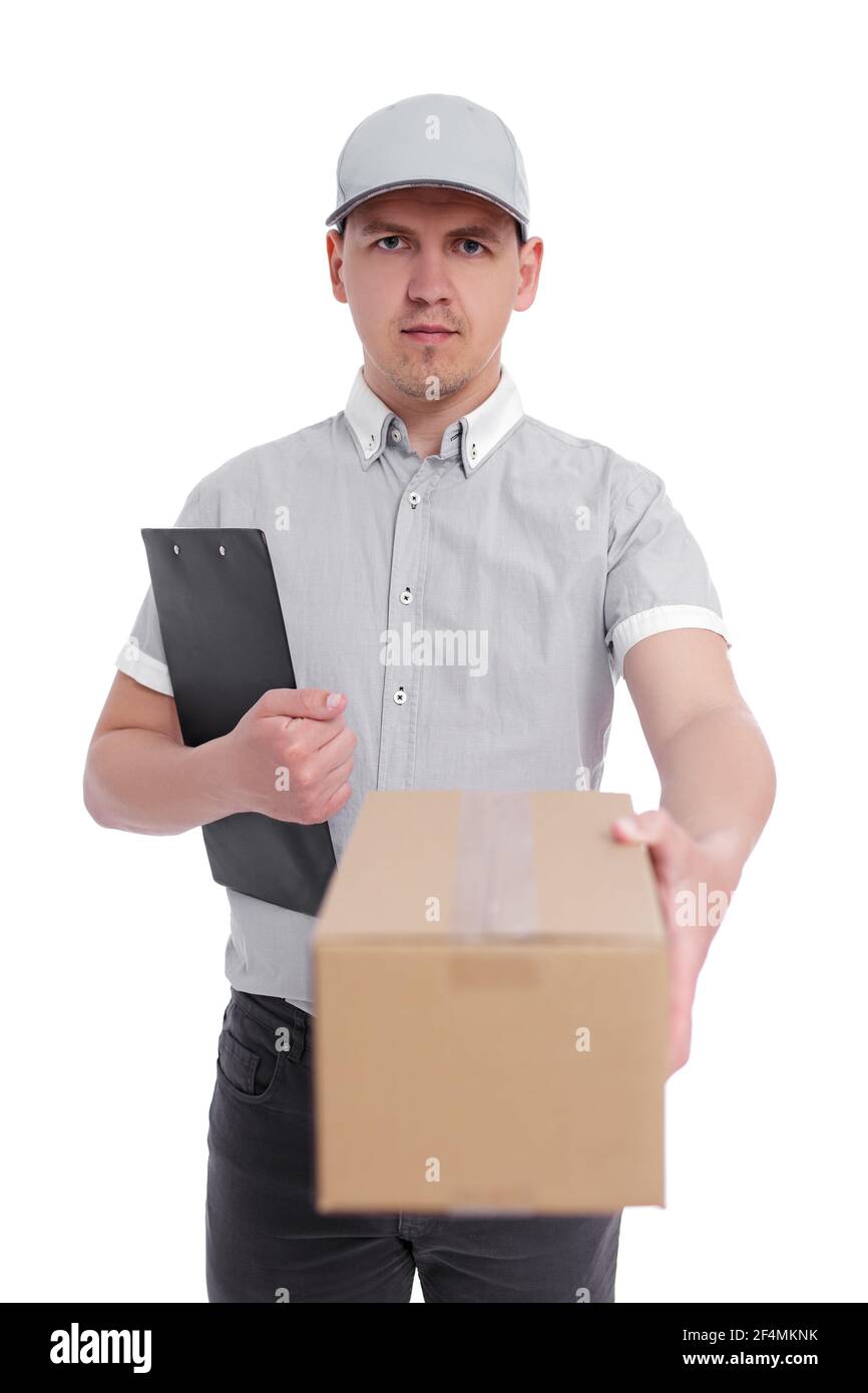 ritratto del postino in uniforme che dà una scatola isolata sopra sfondo  bianco Foto stock - Alamy