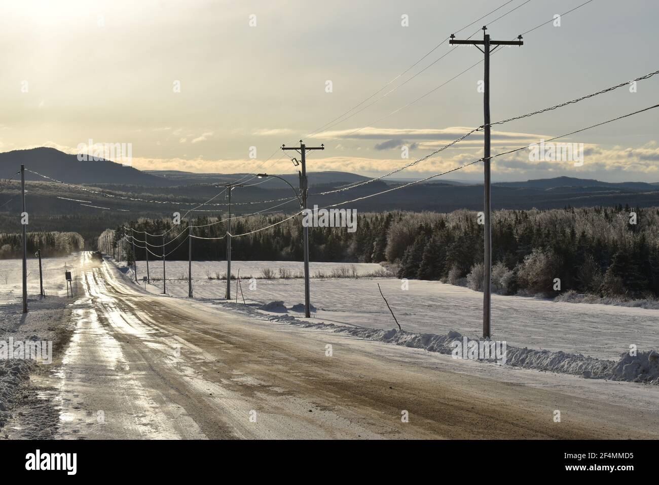 La route de l'Église en hiver, Sainte-Apolline, Québec Foto Stock