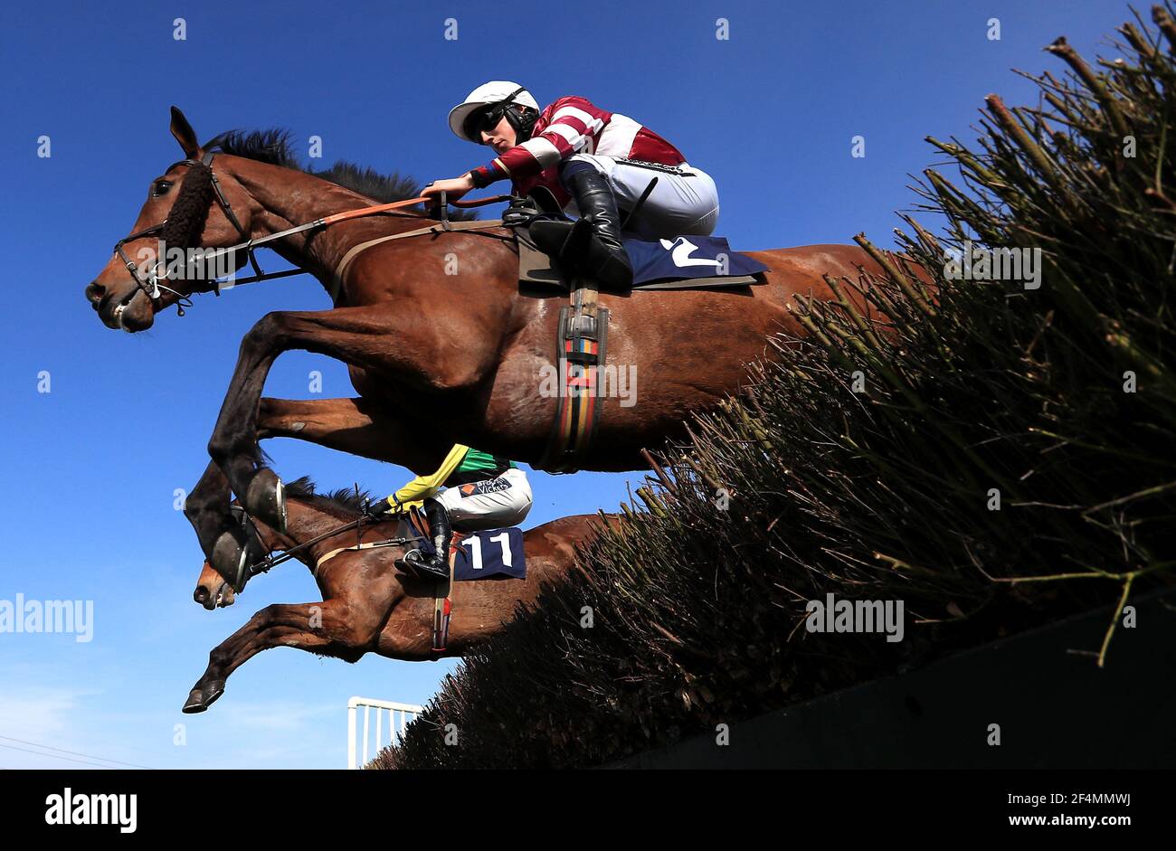 Blueberg guidato da Isabel Williams (dietro) e Bran guidato dal jockey Ciaran Gethings nel Jigsaw Sport Branding handicap hurdle al Southwell racecourse. Data immagine: Lunedì 22 marzo 2021. Guarda la storia della PA DI SOUTHWELL. Il credito fotografico dovrebbe essere: Mike Egerton/PA Wire. RESTRIZIONI: L'uso è soggetto a limitazioni. Solo per uso editoriale, nessun uso commerciale senza previo consenso del titolare dei diritti. Foto Stock