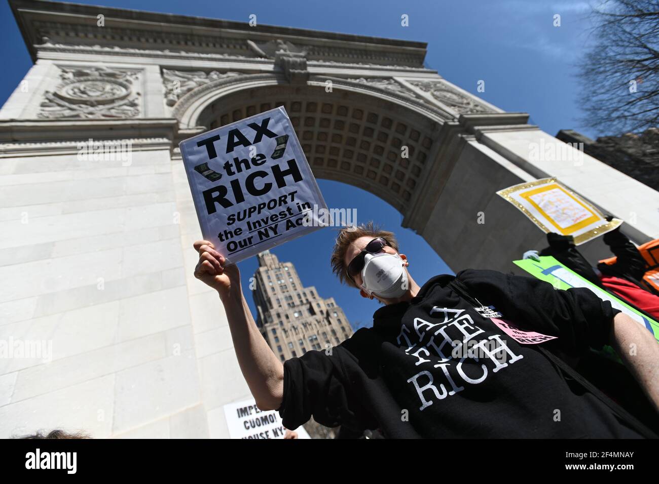 I manifestanti si riuniscono a Washington Square Park per chiedere le dimissioni del governatore di New York Andrew Cuomo il 20 marzo 2021 a New York City. Foto Stock