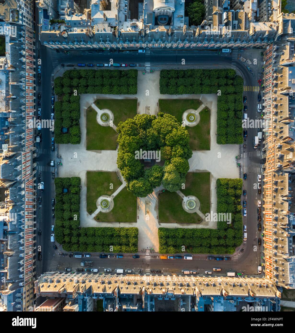 Migliore vista aerea dell'architettura francese Place des Vosges circondato da edifici a Parigi Foto Stock