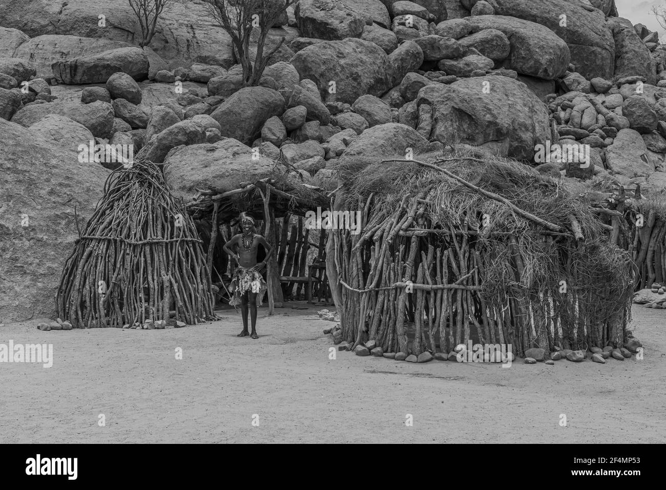 DAMARALAND, NAMIBIA - 13 gennaio 2020: Uomini Damara in abiti tradizionali al Damara Living Museum di Damaraland, Namibia, bianco nero Foto Stock