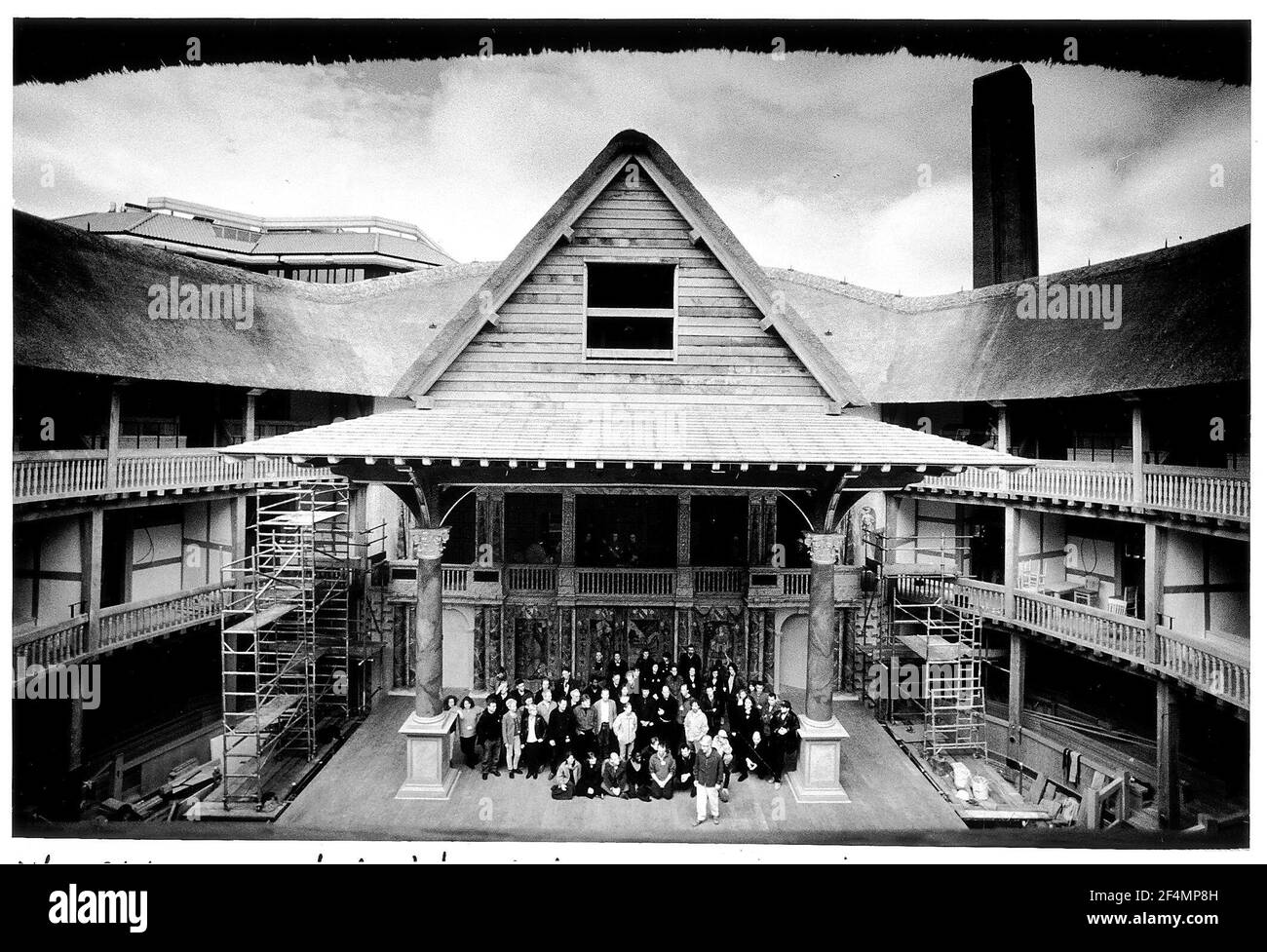 GLOBE THEATRE APRE FINALMENTE LA SOCIETÀ ROSSA E LA SOCIETÀ BIANCA CON IL NUOVO MARCHIO DI REGIA MONDIALE RYLANCE LA STAGIONE ANTERIORE DESTRA INIZIA IL 27 MAGGIO. Foto Stock
