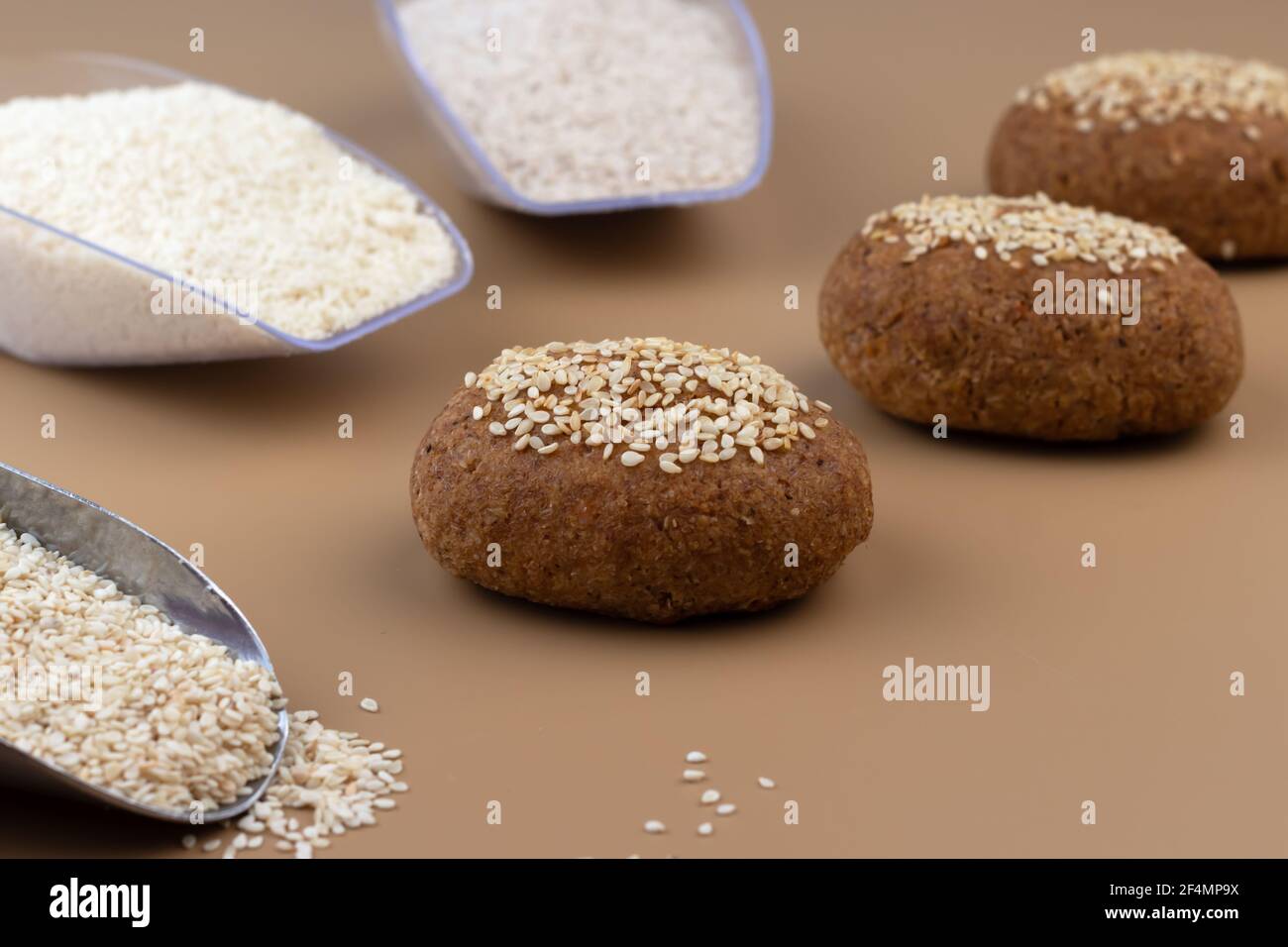 Un sano pane per cheto senza glutine, fatto di farina di mandorle e buccia  di psyllium, cosparso di semi di sesamo. Cottura degli ingredienti in  misurini. Dieta chetogenica Foto stock - Alamy