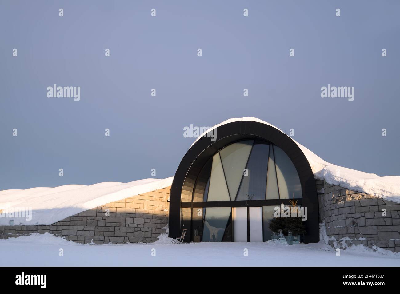 Ingresso all'Icebar e all'Icehotel 365 con scale di ghiaccio del famoso hotel di ghiaccio vicino a Kiruna a Jukkasjärvi, Svezia con tramonto Foto Stock