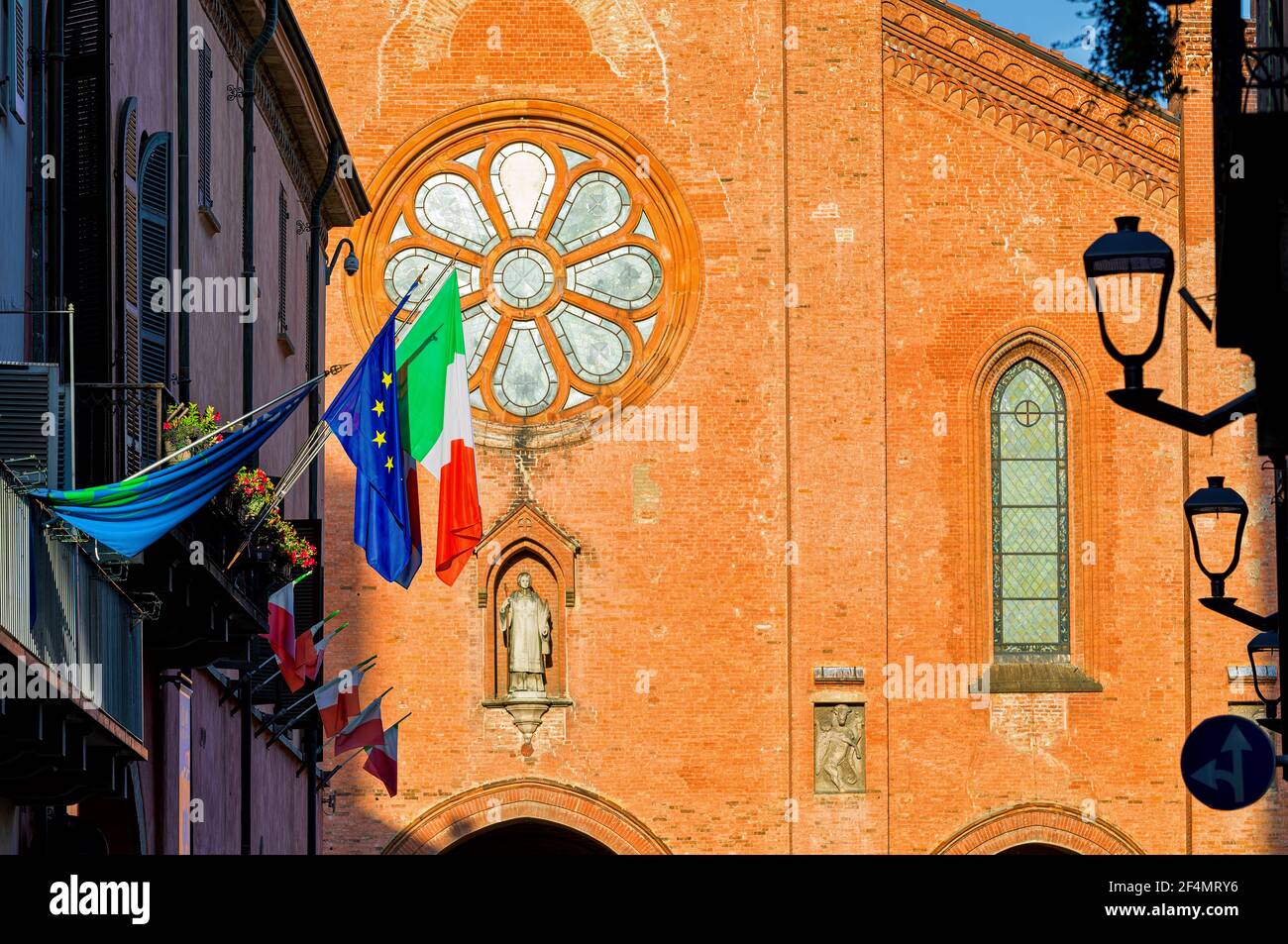 Facciata della Cattedrale di San Lorenzo illuminata dalla luce del sole nella cittadina di Alba in Piemonte, Italia settentrionale. Foto Stock