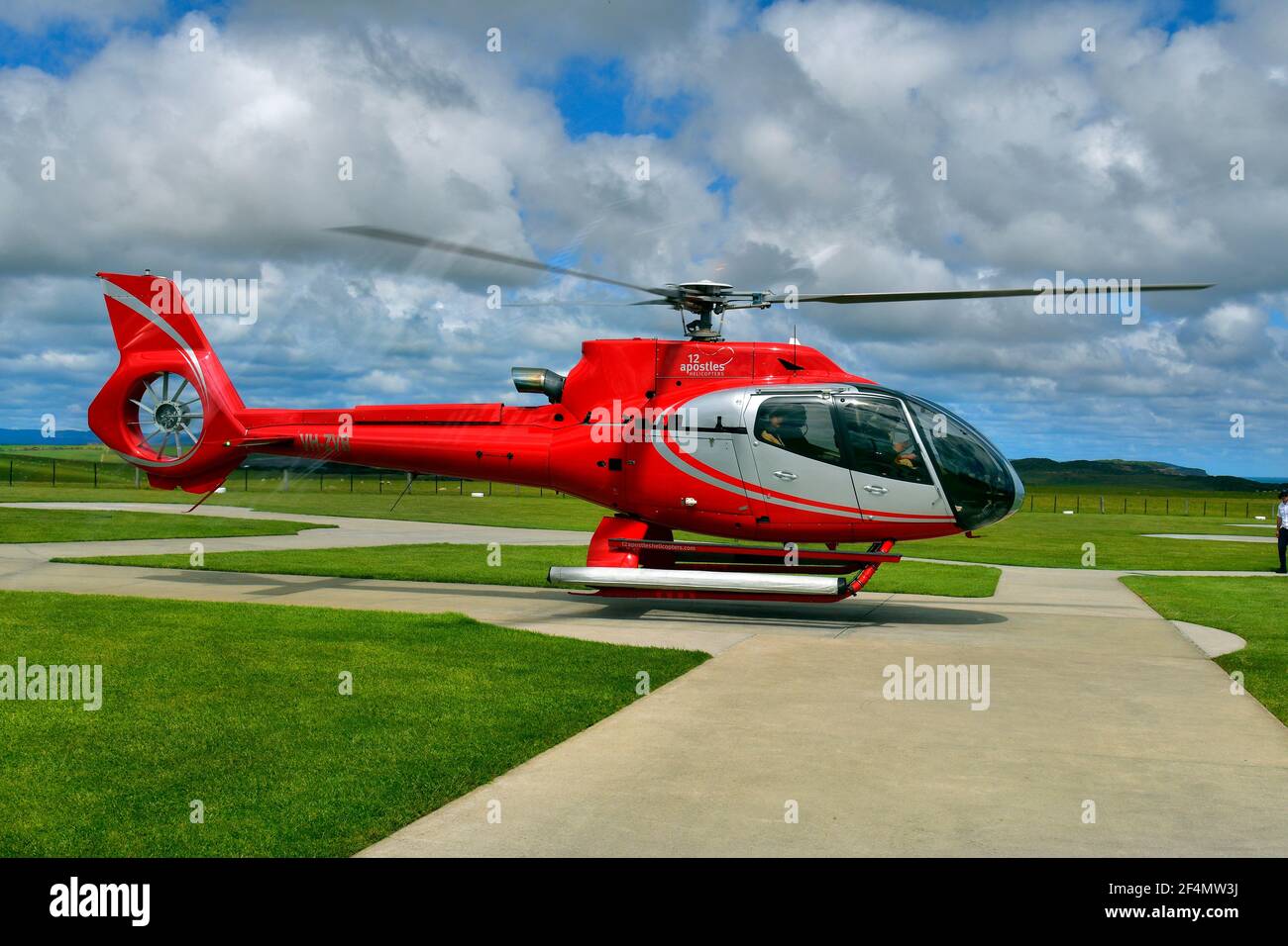 Princetown, VIC, Australia - 06 novembre 2017: Turisti non identificati in elicottero, iniziano per un volo panoramico sui dodici Apostoli a Campbell National Foto Stock