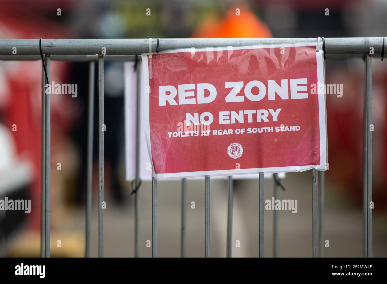 Il segno della zona rossa indica che non c'è spazio per andare allo stadio di calcio della bassa lega durante la pandemia di Coronavirus Covid-19 in Inghilterra, Regno Unito Foto Stock