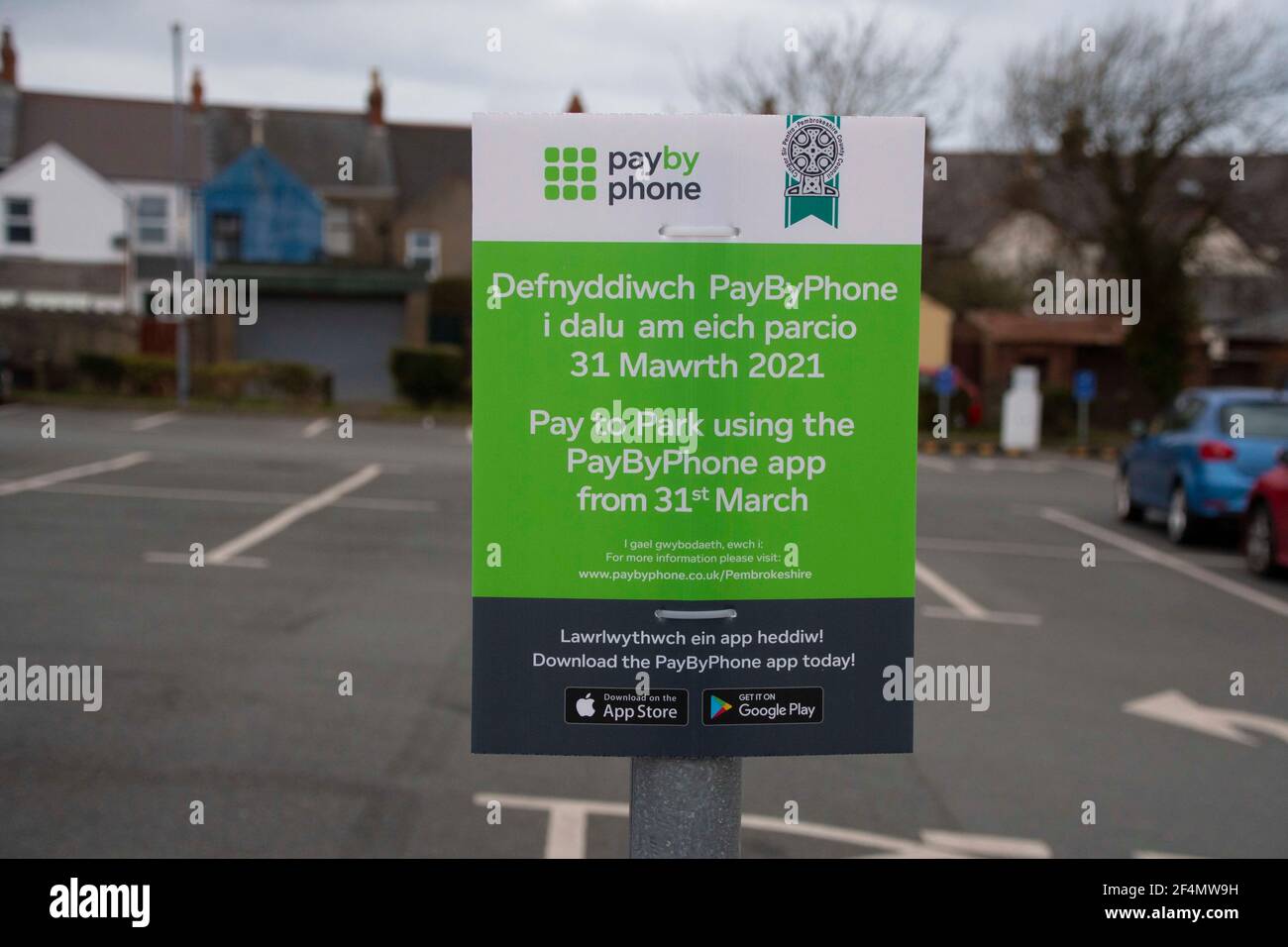 Fishguard, Pembrokeshire, Galles, Regno Unito. 22 marzo 2021 locali e turisti hanno avuto un piccolo aumento delle tariffe di parcheggio, ma sono ora in grado di pagare con carta e telefono cellulare, nonché monete grazie a nuove macchine a pagamento e app per telefono entro il 31 marzo Credit: Debra Angel/Alamy Live News Foto Stock