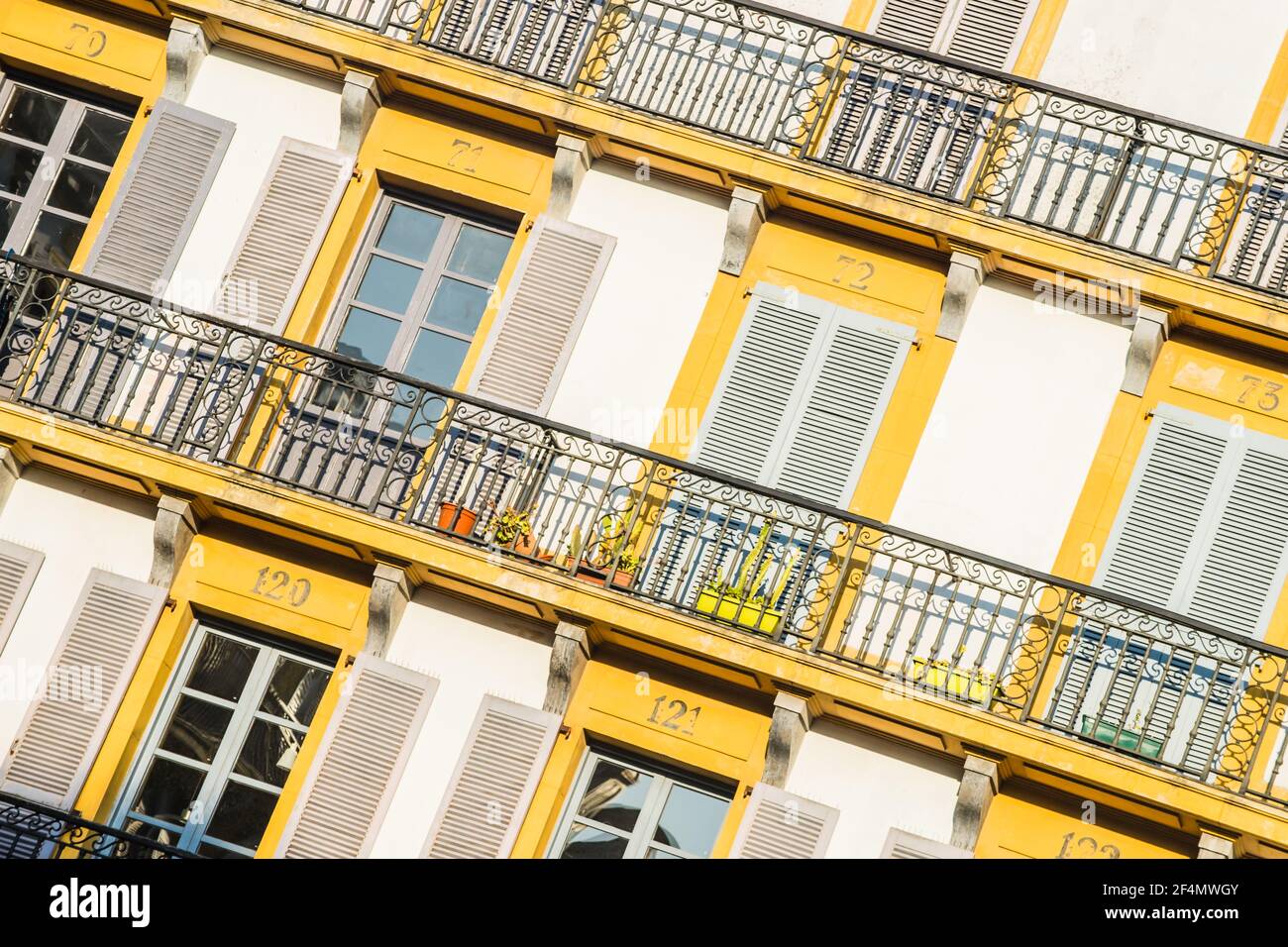 Primo piano di edifici storici balconi intorno alla piazza della Costituzione, San Sebastian Spagna Foto Stock