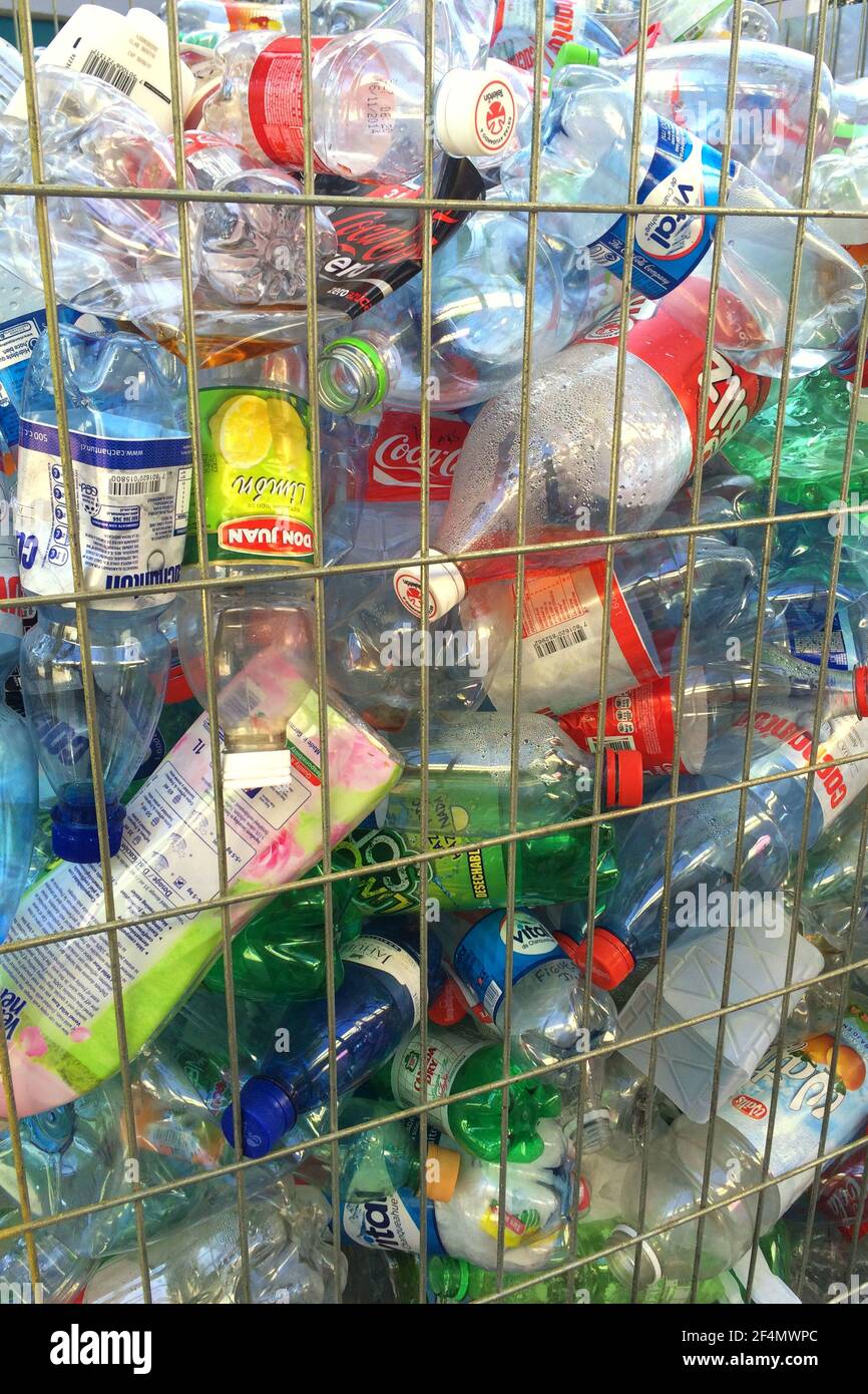 Viña del Mar, Regione Valparaiso, Cile - bottiglie di plastica raccolte per il riciclaggio in un contenitore di strada. Foto Stock