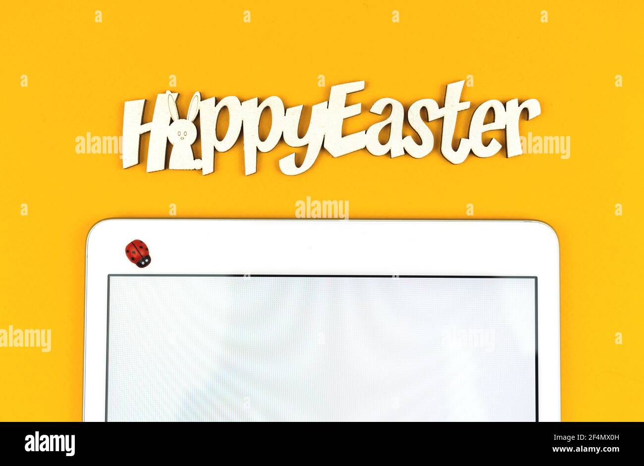 Modello di Pasqua felice con messaggio di testo, sfondo giallo Foto Stock