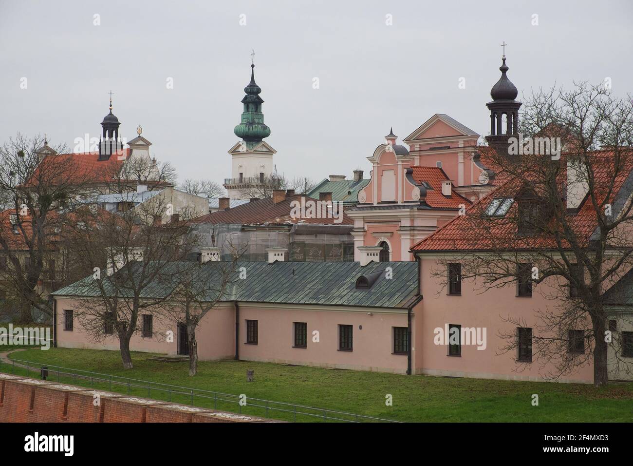 Zamosc, Polonia, 10 novembre 2020. Pittoresche vecchie case europee in un giorno nuvoloso autunno, paesaggio. Paesaggio urbano della vecchia città polacca. Foto Stock