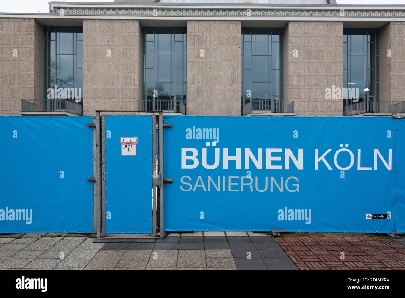 Imbarco al teatro dell'opera in piazza Offenbach, restauro, Colonia, Germania. Bauzaun am Opernhaus am Offenbachplatz, Sanierung, Koeln, Deutsch Foto Stock