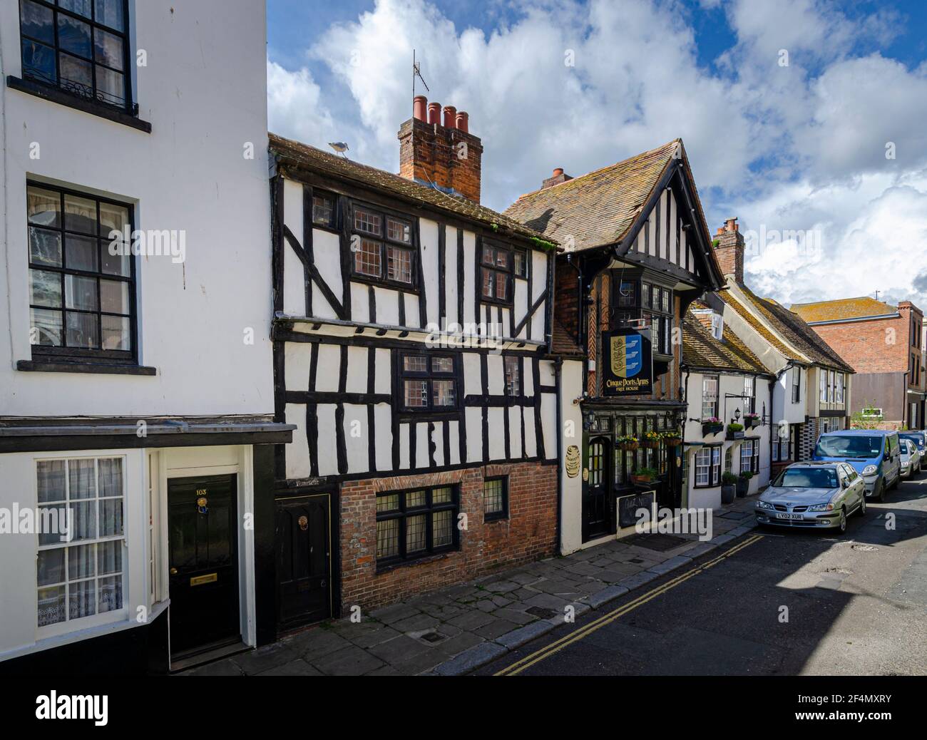 Maggio 2015, Hastings, East Sussex, UK - Vista della Casa pubblica delle cinque Ports Arms nella Città Vecchia, Hastings, East Sussex, UK Foto Stock