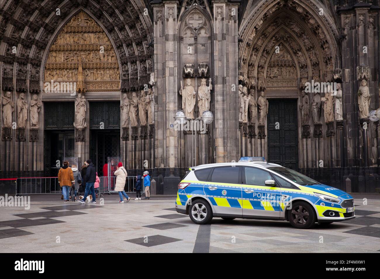 Auto della polizia di fronte alla cattedrale di Colonia, Germania. Polizeiwagen vor dem Dom, Koeln, Deutschland. Foto Stock Auto della polizia di fronte alla cattedrale di Colonia, Germania. Polizeiwagen vor dem Dom, Koeln, Deutschland. Foto Stock