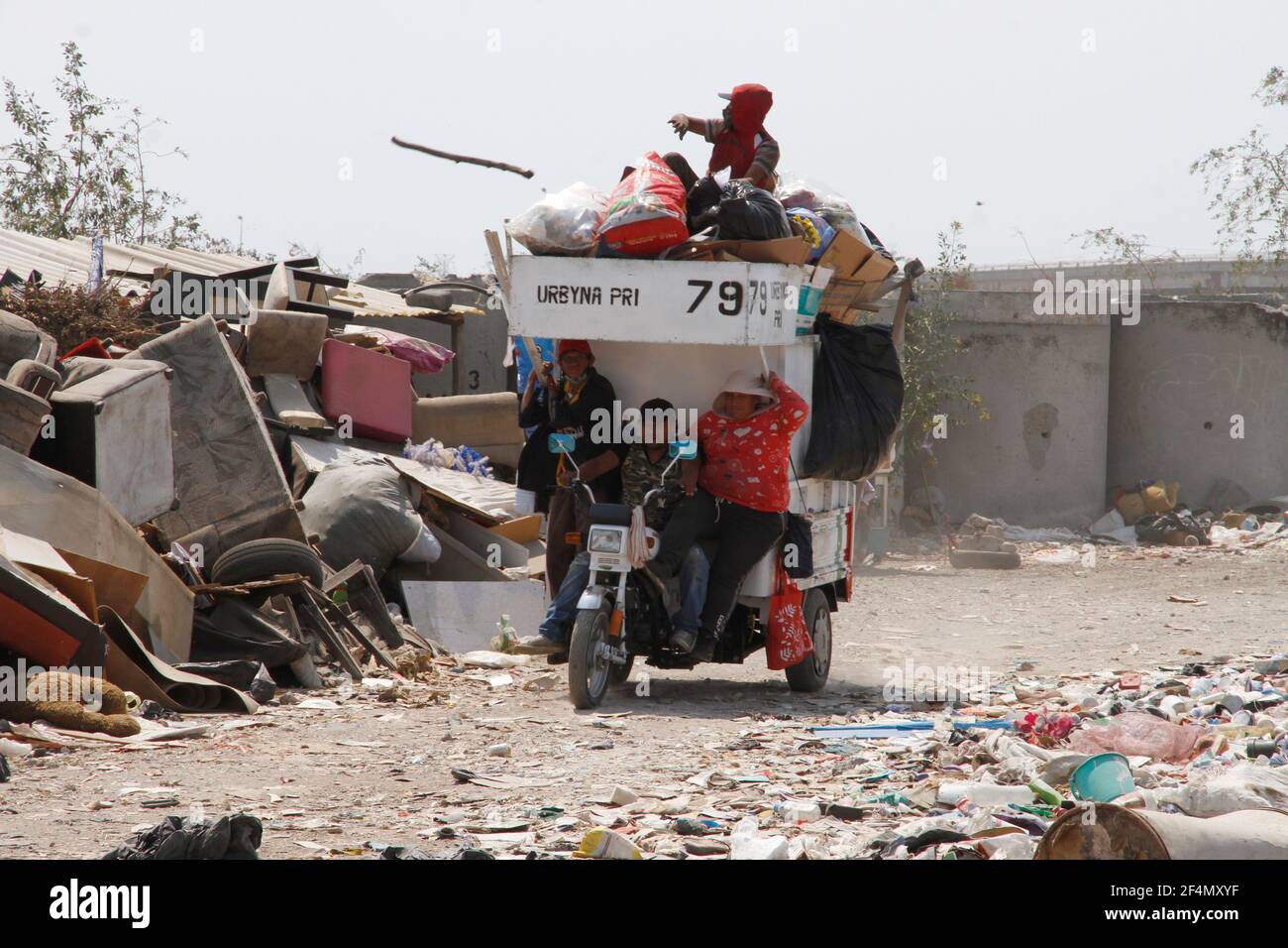 21 marzo 2021, Città di Nezahualcoyotl, Stato del Messico, Messico: Vendicatori nella discarica di rifiuti di Neza Bordo III nel comune di Nezahualcoyotl, Stato del Messico, separando i rifiuti per ottenere articoli che sono in buone condizioni e venderli per ottenere denaro. Un anno dopo l'inizio della pandemia di Covid19 in Messico, nel deposito di rifiuti e rifiuti a Nesa Bodo II, io nel comune di NezahualcÃ³yotl nello Stato del Messico, circa 500 lavoratori del settore del PRI di Urbyna, tra vendicatori e collezionisti, Eseguire una messa per ricevere la protezione di Gesù Cristo in salute contro Covid19 Foto Stock