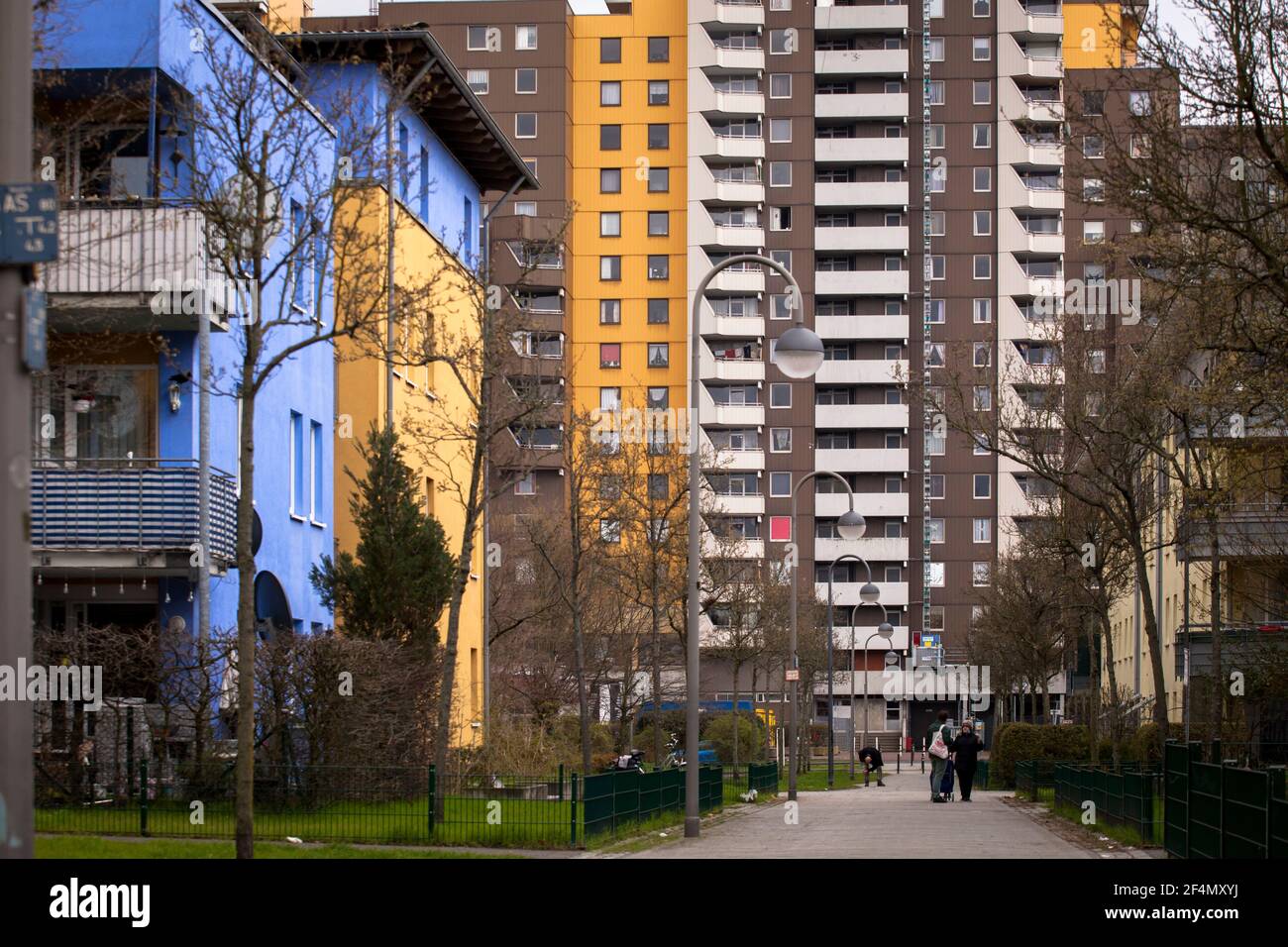 Edifici ad alta nel distretto di Chorweiler, Colonia, Germania. Hochhaeuser im Stadtteil Chorweiler, Koeln, Deutschland. Foto Stock