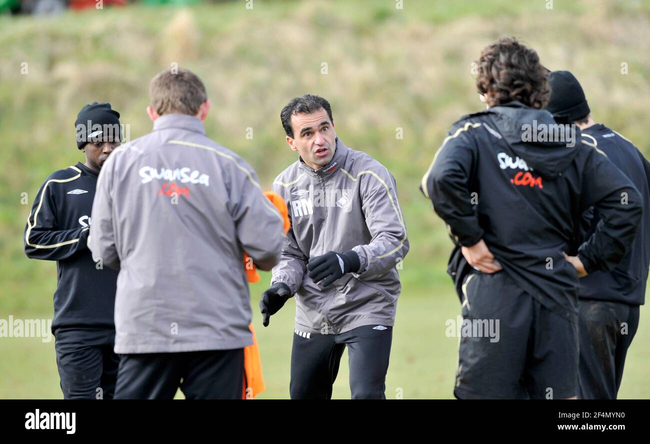 ROBERTO MARTINEZ DIRETTORE DEL COMUNE DI SWANSEA FC DURANTE LA FORMAZIONE. 12/2/2008. IMMAGINE DAVID ASHDOWN Foto Stock