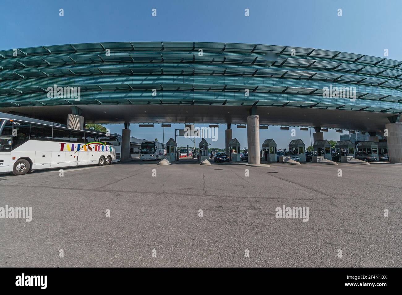 Buffalo, USA, luglio 2006 - l'edificio degli uffici di controllo delle frontiere USA e Canada controlla i viaggi quotidiani delle persone all'interno e all'esterno dei due paesi Foto Stock