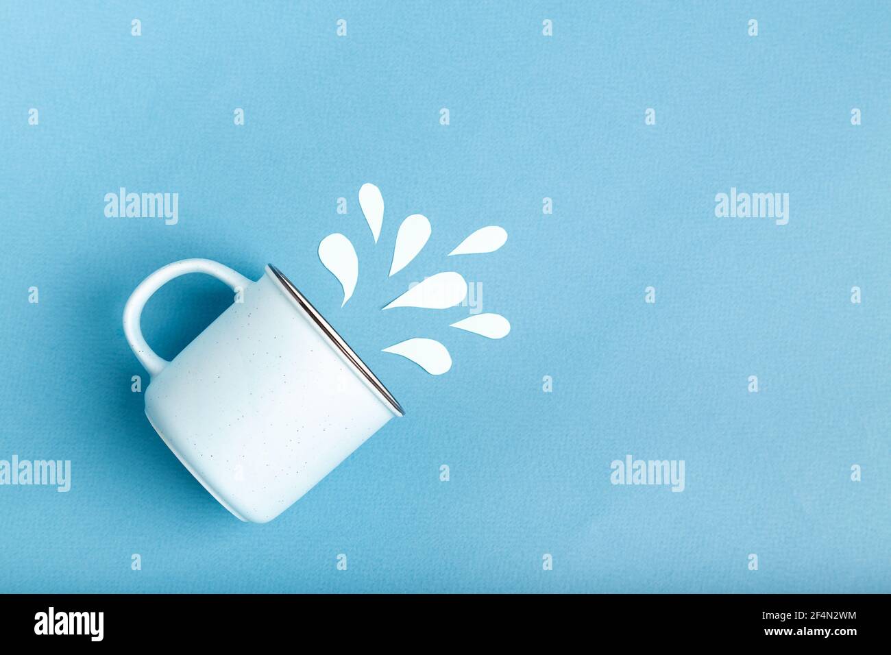 Schizzi di acqua su fondo blu. Concetto di giornata mondiale dell'acqua. Spazio per il testo. Foto Stock