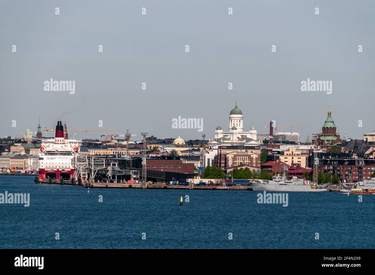 Il porto di Helsinki con la cupola della Cattedrale di Helsinki che Fa parte dello skyline della città in Finlandia Foto Stock