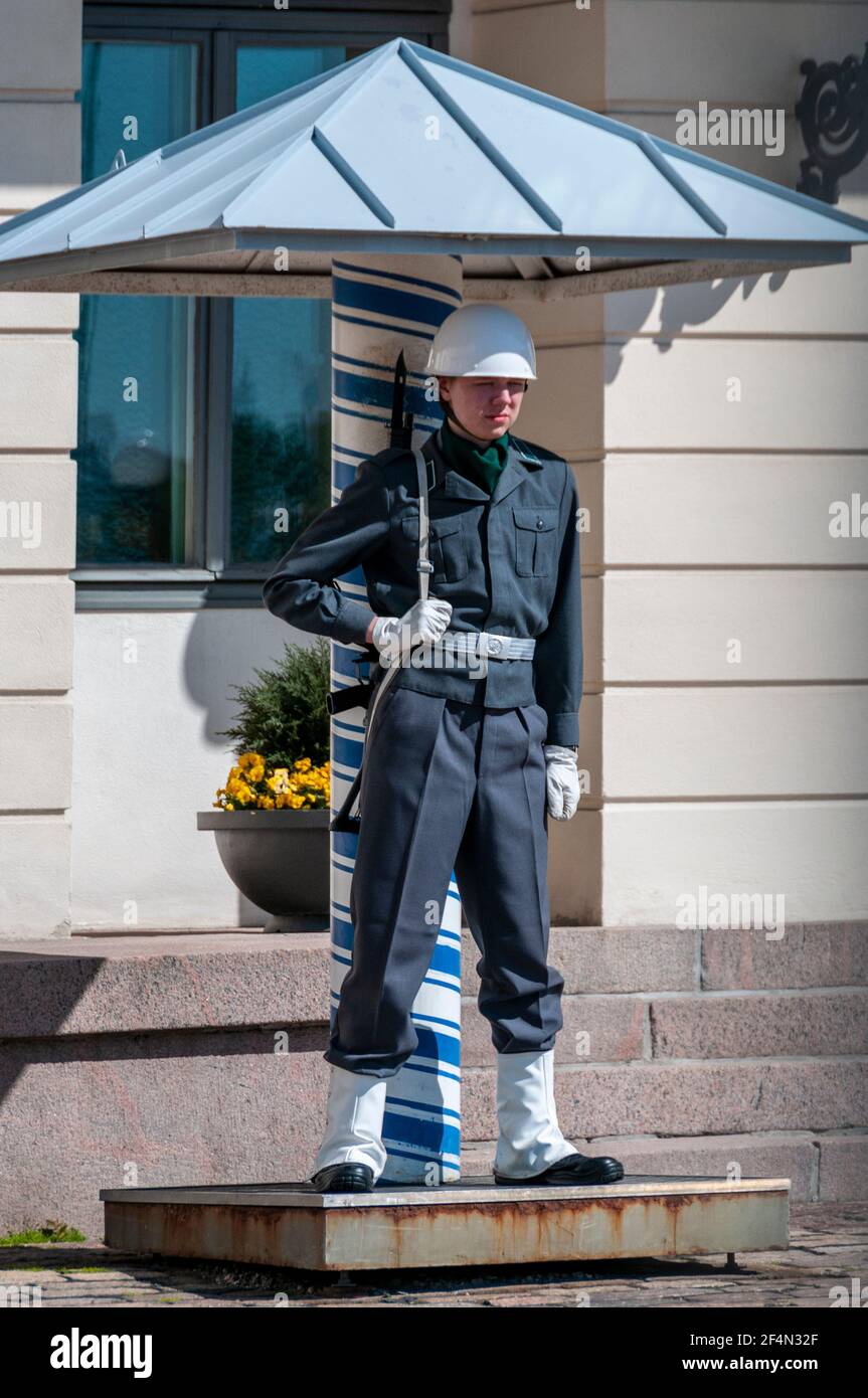 Una delle due truppe finlandesi è in servizio di guardia Presso la residenza ufficiale del Presidente della Repubblica finlandese presso il Presidenziale Palazzo su Mariankatu Foto Stock