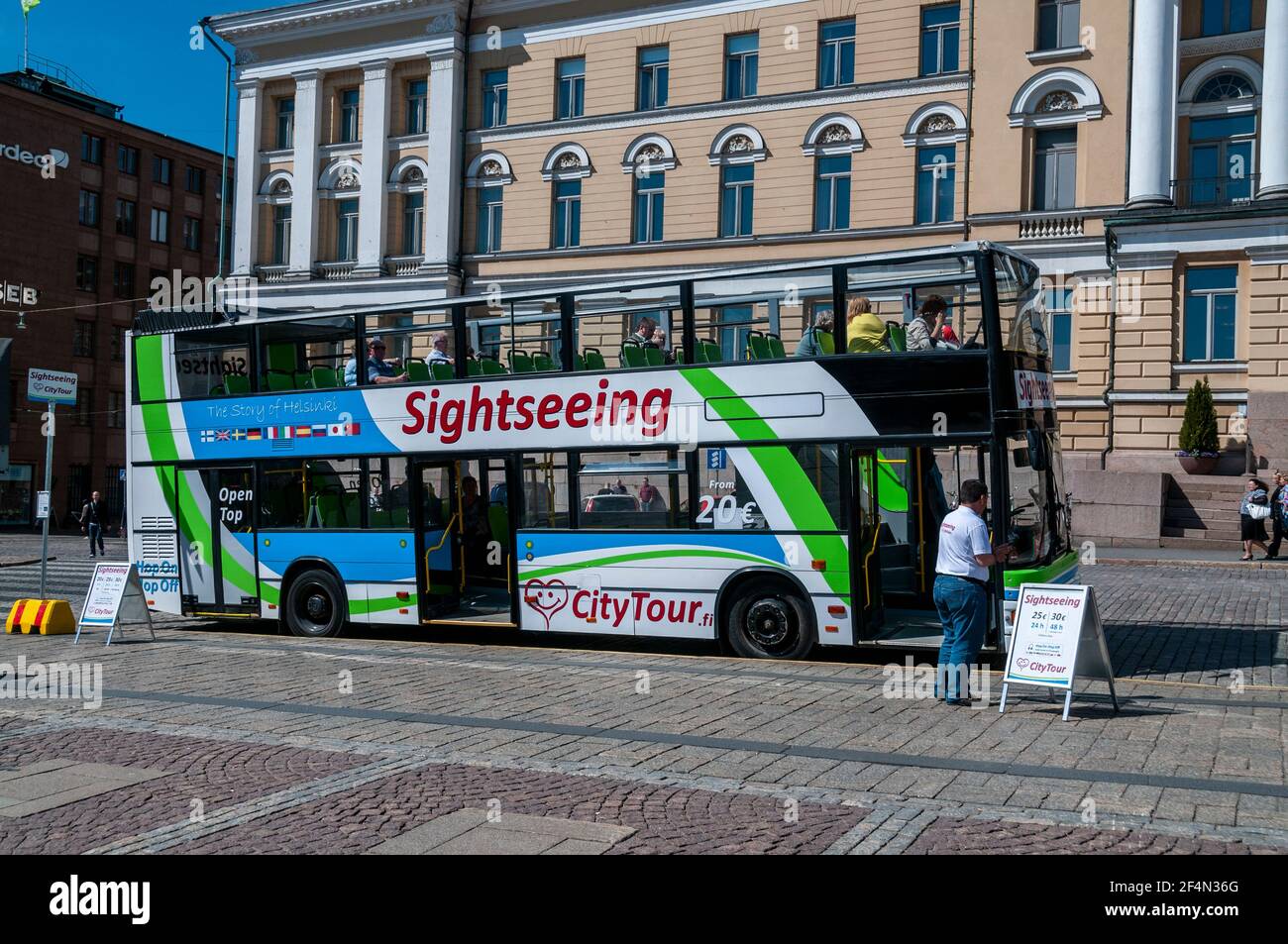 Un autobus turistico di Helsinki sulla Piazza del Senato a Helsinki, Finlandia Foto Stock