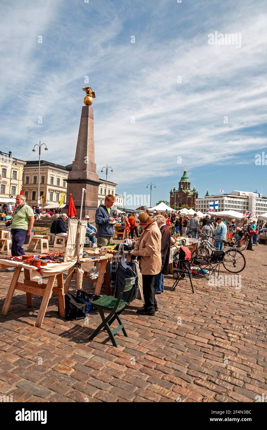 Locali e turisti in un mercato all'aperto sulla Kauppatori (Piazza del mercato) lungo il principale porto di Helsinki, Finlandia Foto Stock