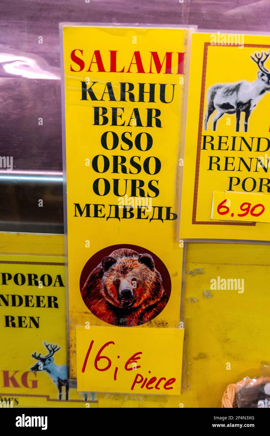 Avviso di vendita di carne di orso nero presso il mercato al coperto di Helsinki a Kaupatori, vicino al porto di Helsinki, Finlandia Foto Stock