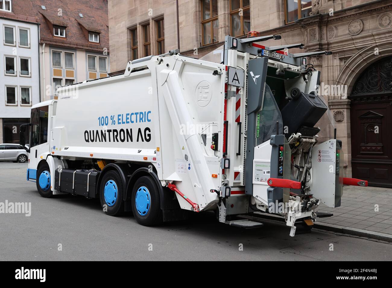 Norimberga, Germania. 22 marzo 2021. Viene presentato ufficialmente un veicolo per rifiuti completamente elettrico della società di gestione dei rifiuti della città di Norimberga (ASN). Per quattro settimane, il veicolo sarà utilizzato in diversi tour della città. Secondo l'ASN, un tale veicolo per rifiuti viene testato anche a Francoforte e nel distretto di Dillingen an der Donau. Credit: Daniel Karmann/dpa/Alamy Live News Foto Stock