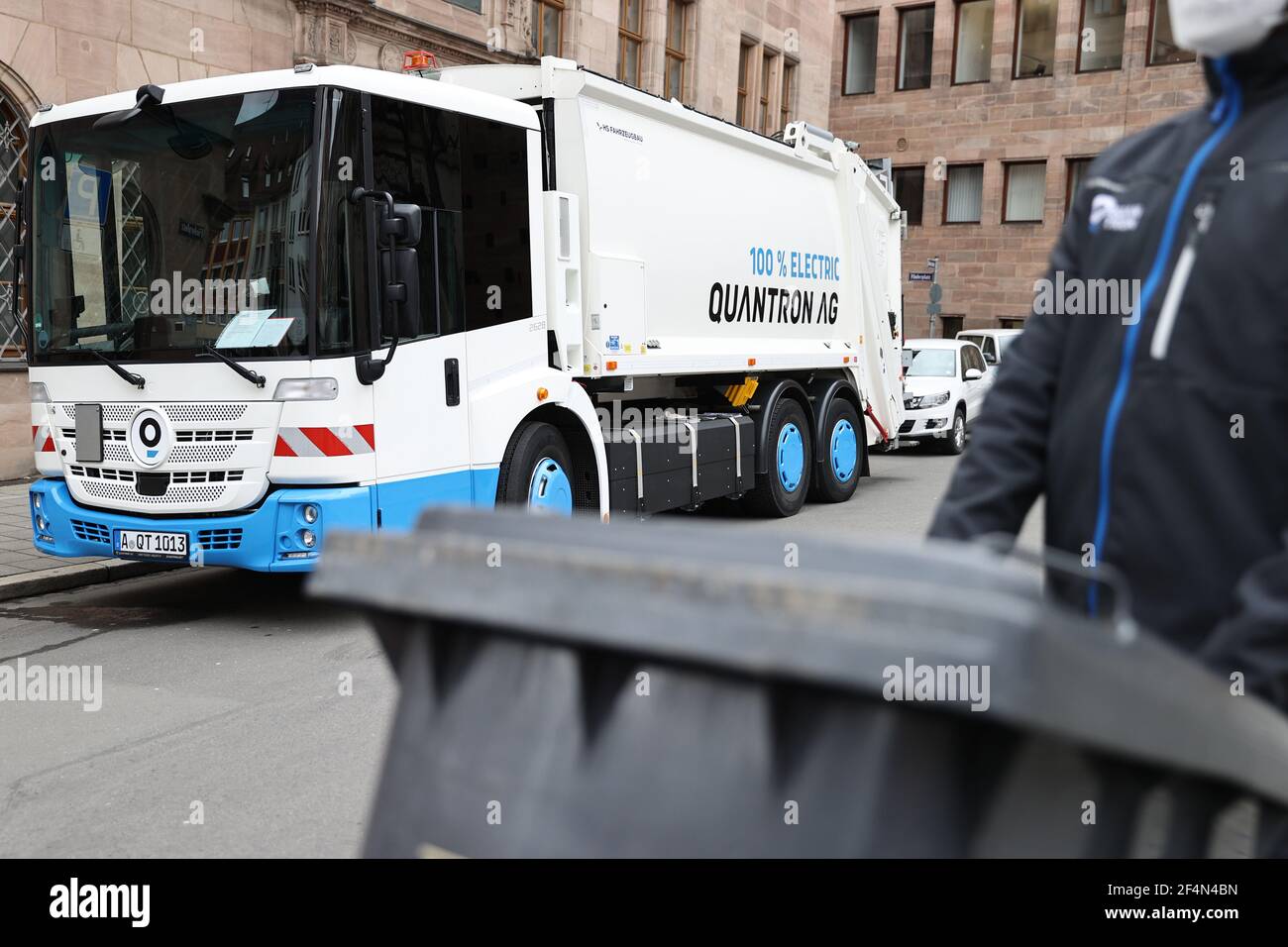 Norimberga, Germania. 22 marzo 2021. Viene presentato ufficialmente un veicolo per rifiuti completamente elettrico della società di gestione dei rifiuti della città di Norimberga (ASN). Per quattro settimane, il veicolo sarà utilizzato in diversi tour della città. Secondo l'ASN, un tale veicolo per rifiuti viene testato anche a Francoforte e nel distretto di Dillingen an der Donau. Credit: Daniel Karmann/dpa/Alamy Live News Foto Stock