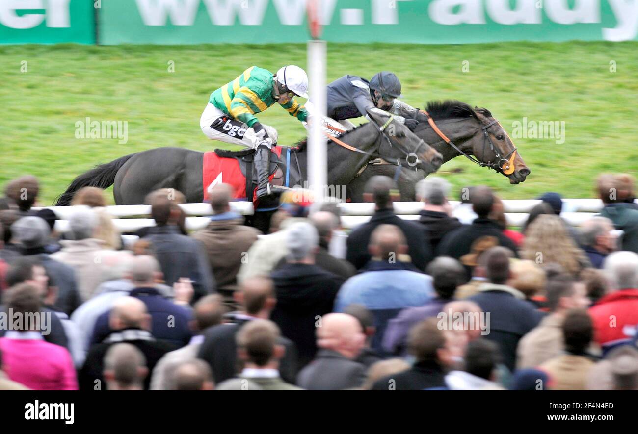 CORSE A CHELTENHAM. IL GREATWOOD OSTACOLO. IL VINCITORE JAMIE MOORE SU NUMIDE E IL SECONDO TONY MCCOY SU AIGLE D'OR PASSANO IL POSTO VINCENTE. 16/11/2008. IMMAGINE DAVID ASHDOWN Foto Stock