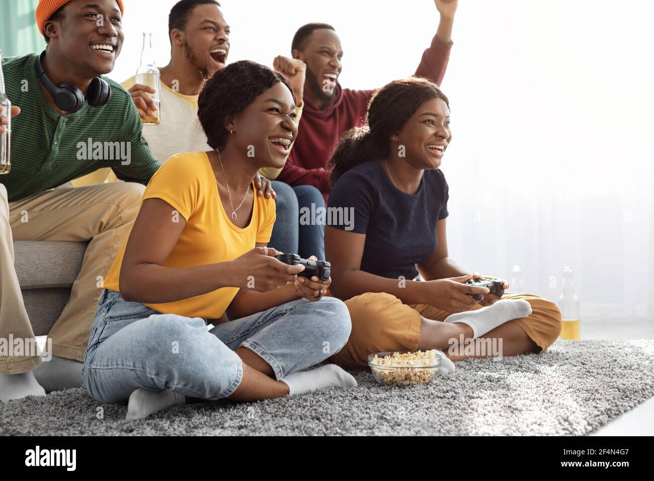 Carino Signore nere che hanno concorso di video giochi Foto Stock