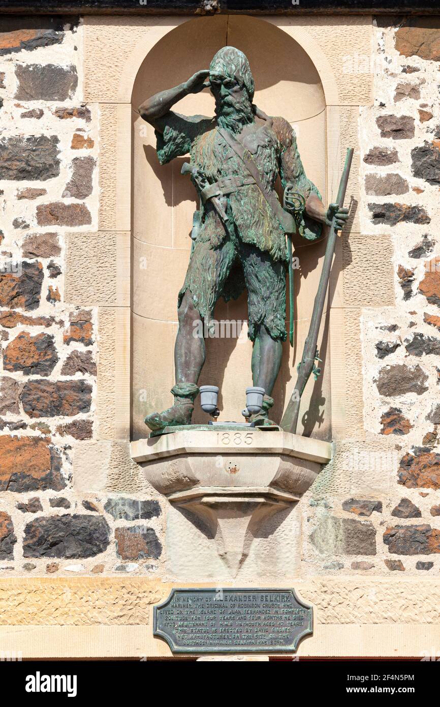 Statua di Robinson Crusoe sulla casa di Lower Largo, Fife, East Neuk, Scozia dove nacque Alexander Selkirk. Selkirk è stata l'ispirazione. Foto Stock
