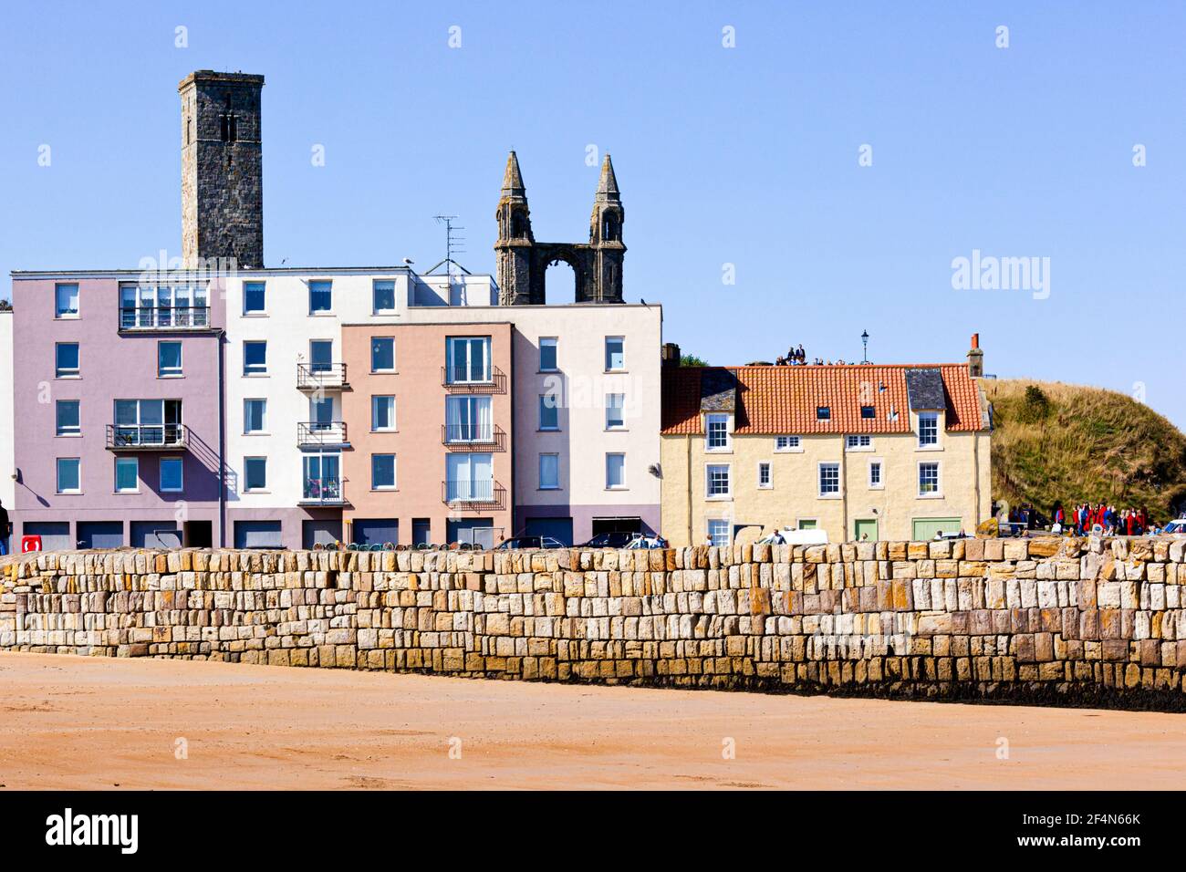 Una miscela di architettura vecchia e nuova accanto al porto di St Andrews, Fife, Scozia Regno Unito Foto Stock