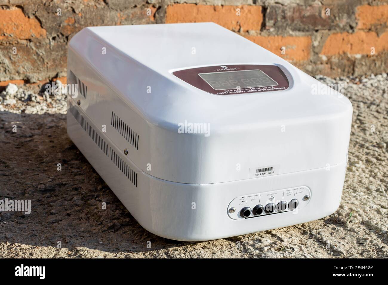 Anapa, Russia-03.12.2020: Stabilizzatore automatico di tensione -ranslation,sulla superficie di una passerella di cemento contro uno sfondo di parete. Foto Stock