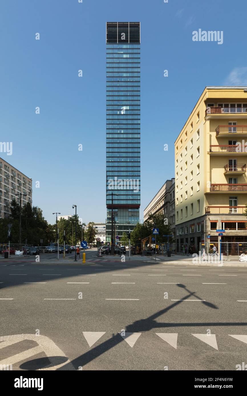 Torre cosmopolita di Varsavia. Ombre dure Foto Stock