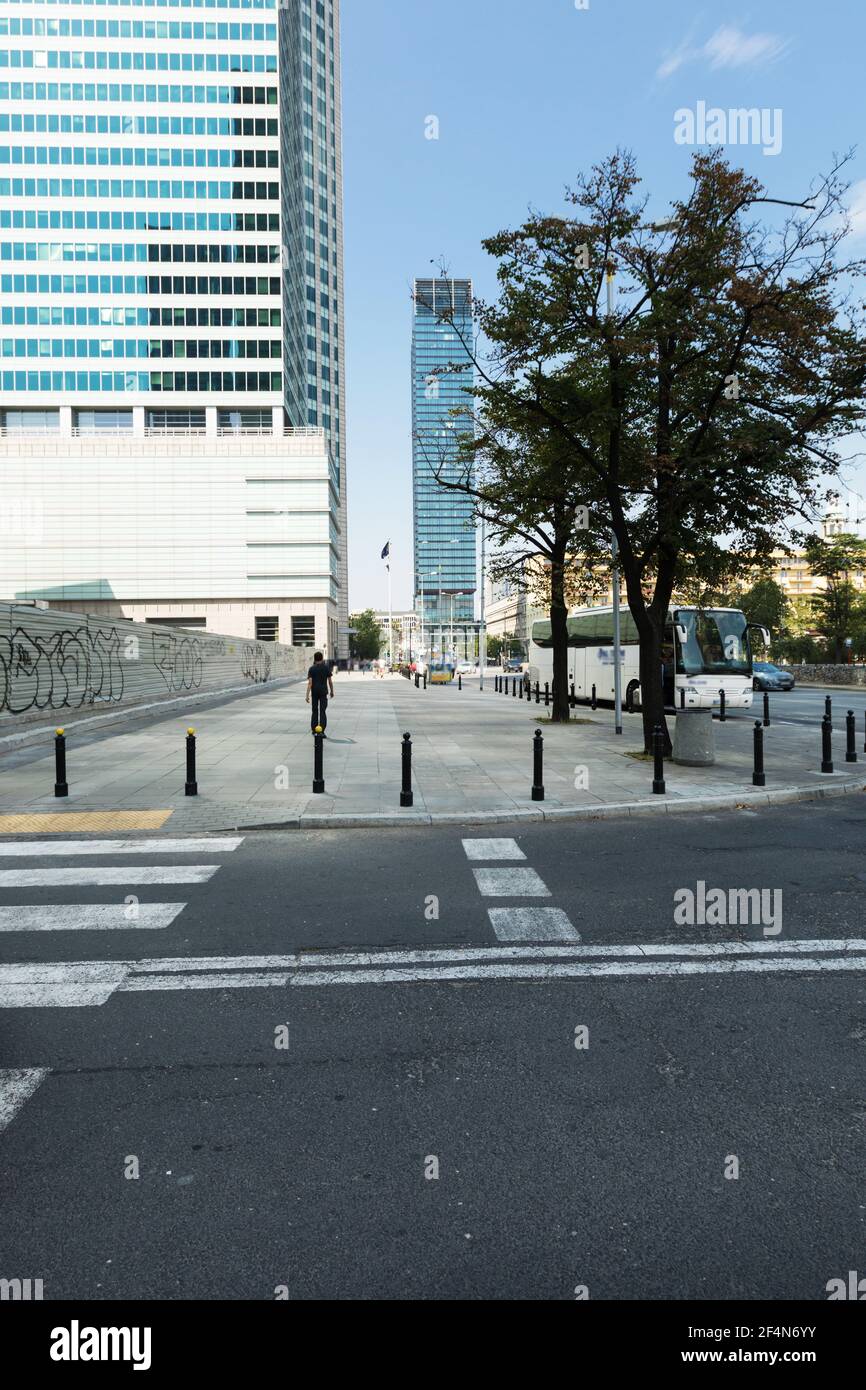 Torre cosmopolita di Varsavia. Ombre dure Foto Stock