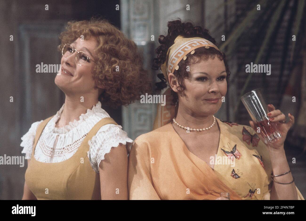 L'RSC ha lanciato in azione durante la produzione della RETE TELEVISIVA ATV dell'adattamento musicale per la televisione di Trevor Nunn, COMMEDIA DI ERRORI di William Shakespeare al Royal Shakespeare Theatre, Stratford Upon Avon. Cast incluso : Judi Dench, Francesca Annis, Michael Williams,- Mike Gwilym , Roger Reed, Nickolas Grace, Griffith Jones, Barbara Shelley, Robin Ellis. L'esibizione è stata trasmessa a livello nazionale il 18 aprile 1978 dal teatro. Foto Stock