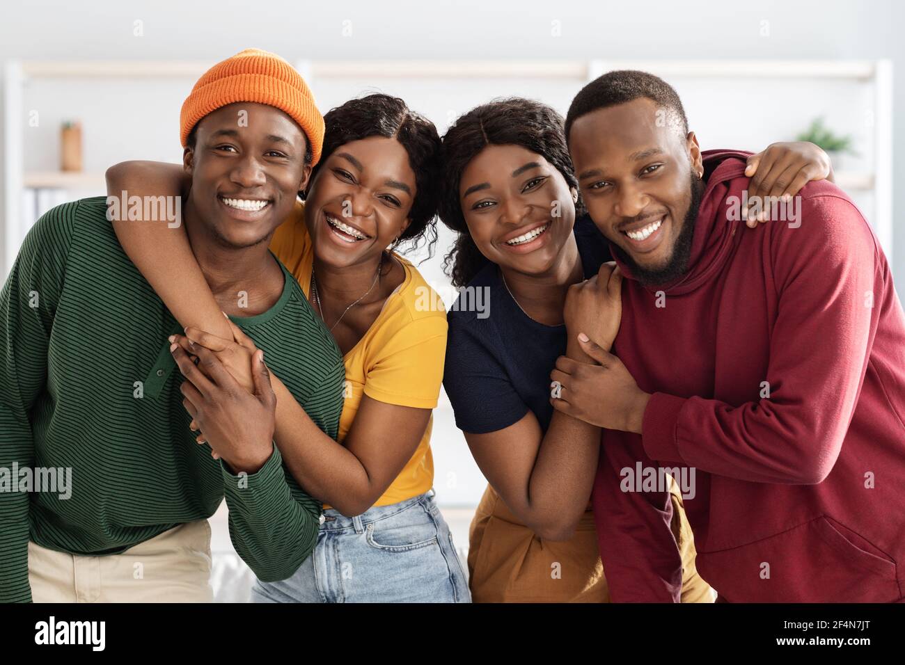 Ritratto di coppie afroamericane positive, interni domestici Foto Stock