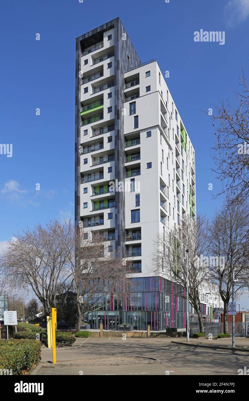 Chancellors Tower - un nuovo blocco di appartamenti che incorpora la scuola City of London Academy e il centro di sesta forma. Rotherhithe New Road, Londra. Foto Stock