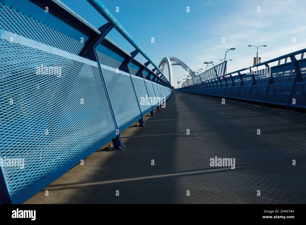 Passerella sul ponte apollo a Bratislava Foto Stock