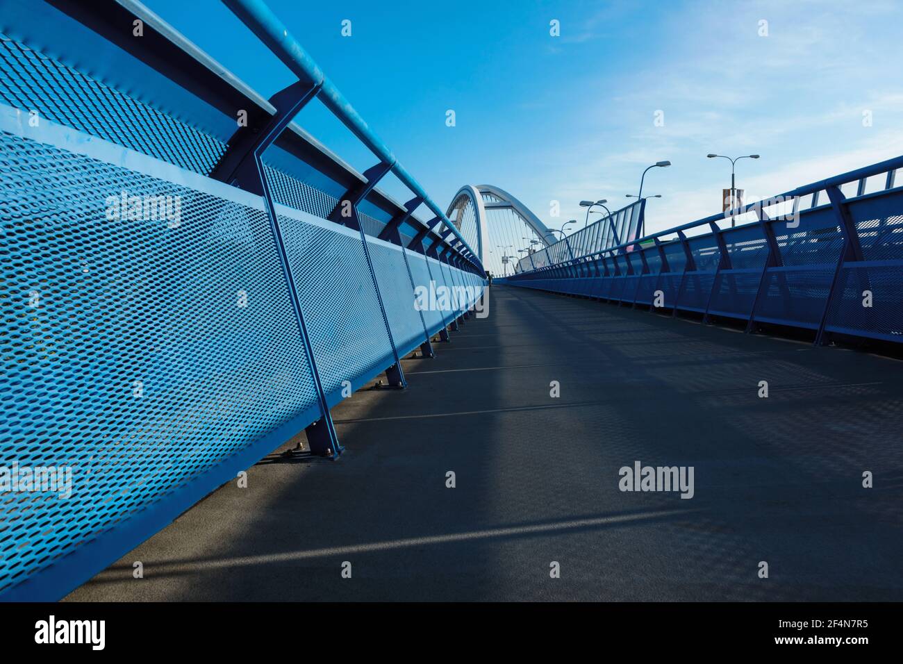 Passerella sul ponte apollo a Bratislava Foto Stock