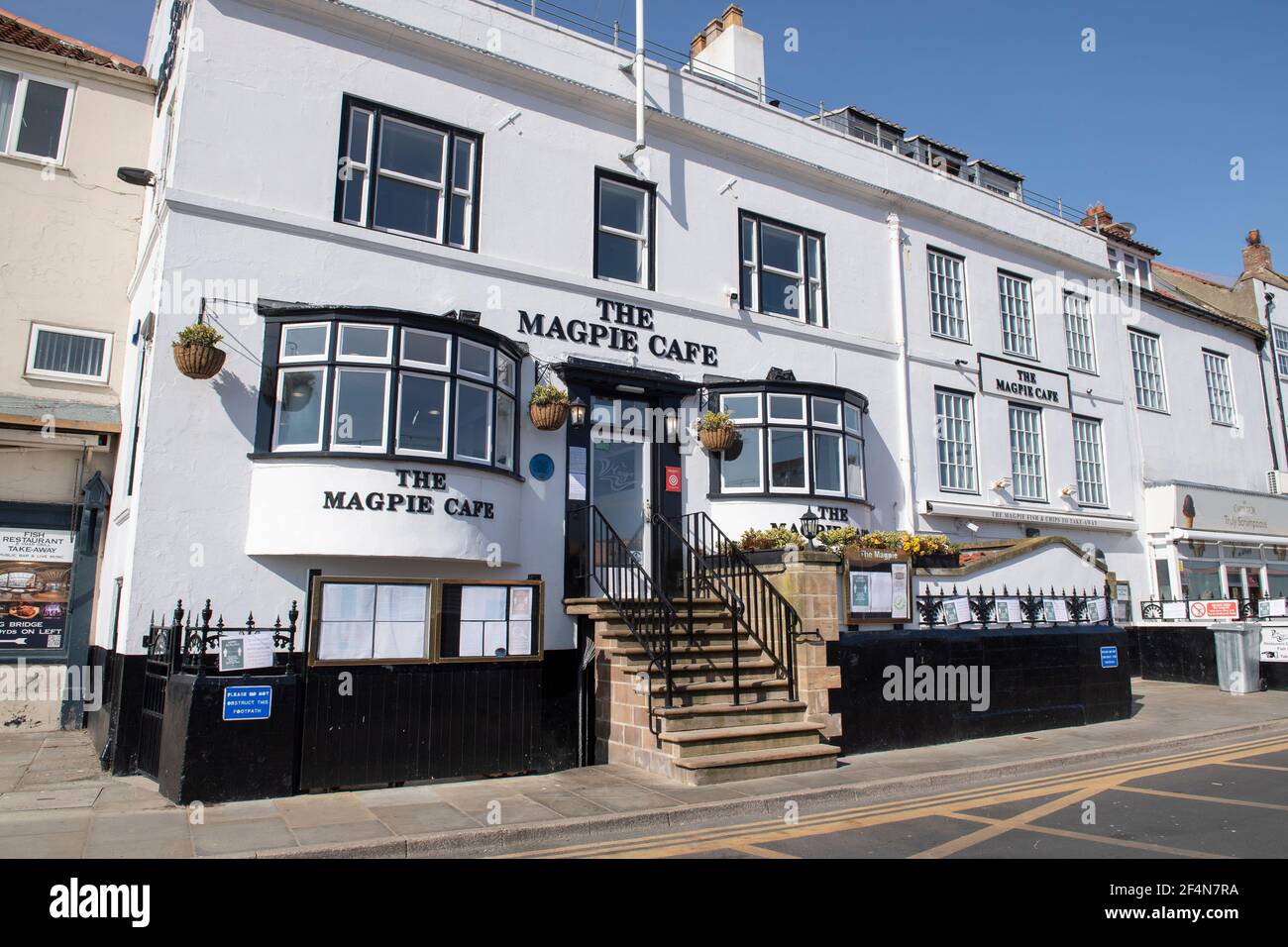 Il famoso Mappie Cafe Fish and chip Restaurant su Pier Road a Whitby, North Yorkshire Foto Stock