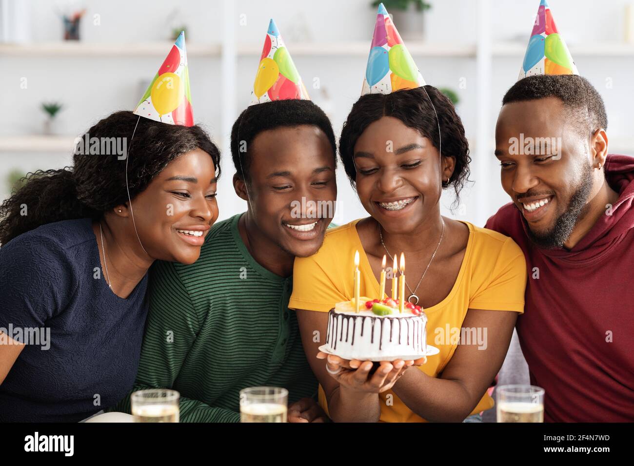 Gruppo di amici neri felici che festeggia il compleanno a casa Foto Stock