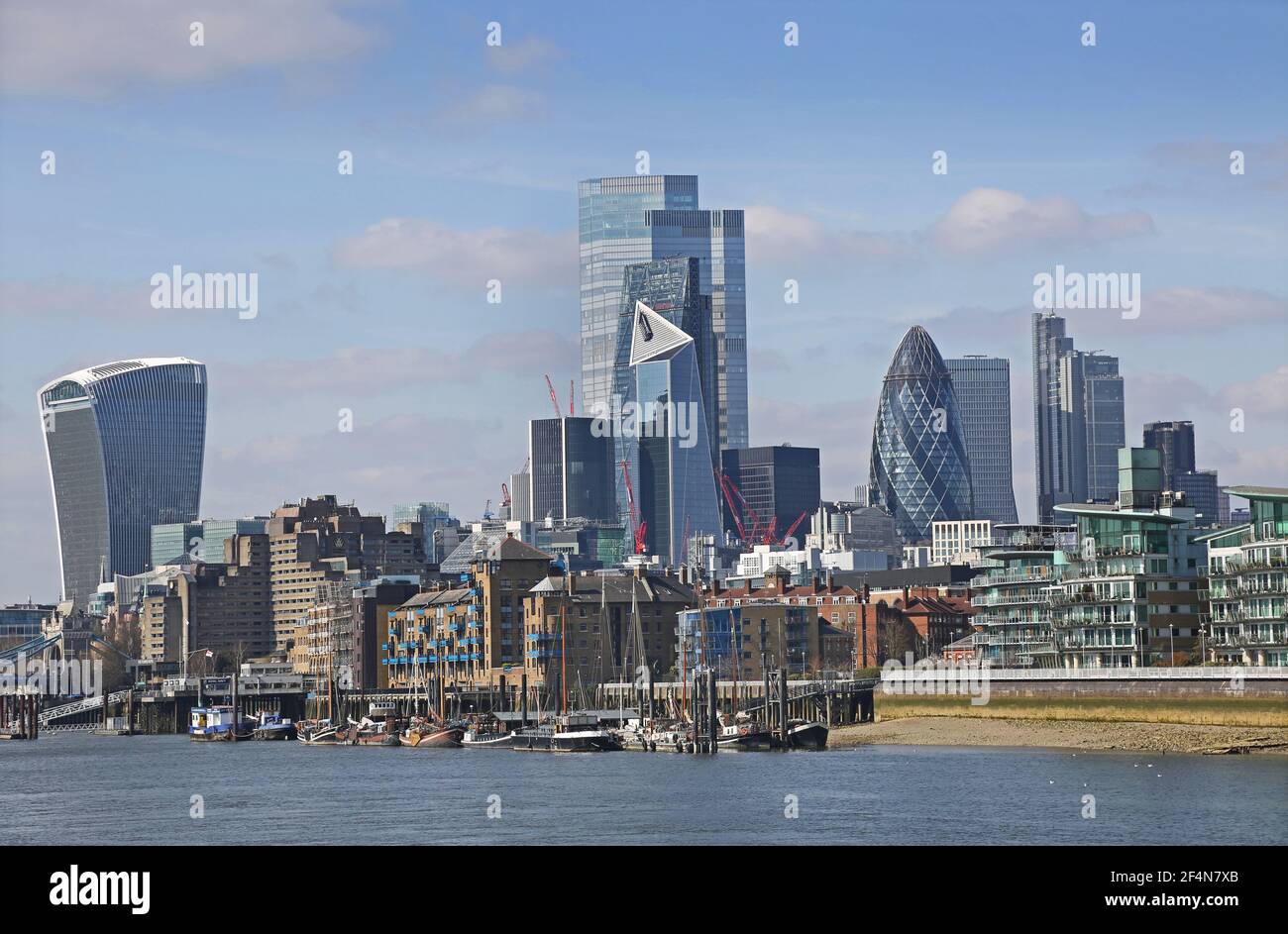 Skyline della città di Londra, estate 2021. Vista sul Tamigi da Bermondsey. Mostra le chiatte ormeggiate in primo piano. Tower Hotel sulla sinistra. Foto Stock