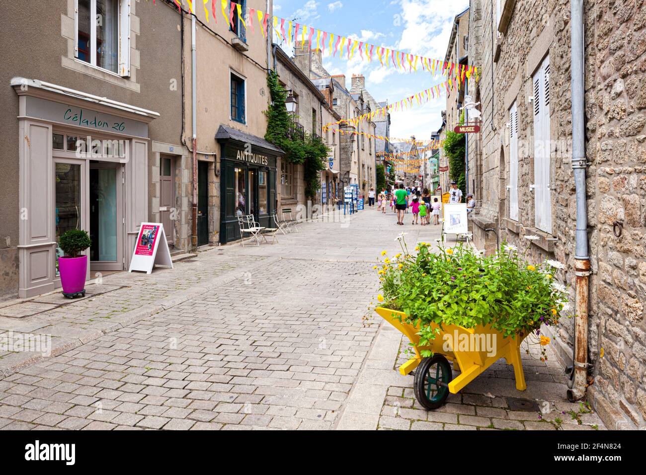 La Rue de Saille nella città medievale murata di Guerande, Loira Atlantica, Francia Foto Stock
