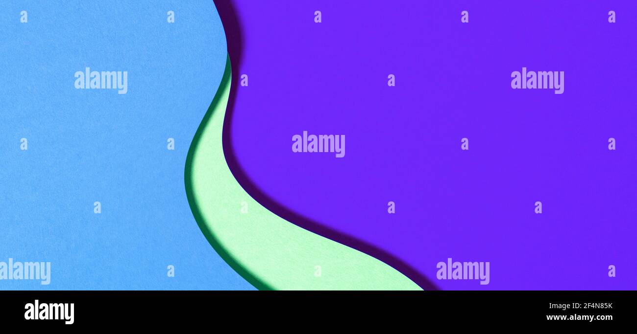 Sfondo del banner con trama geometrica astratta. Blu viola verde onde e linee curve composizione papercut Foto Stock