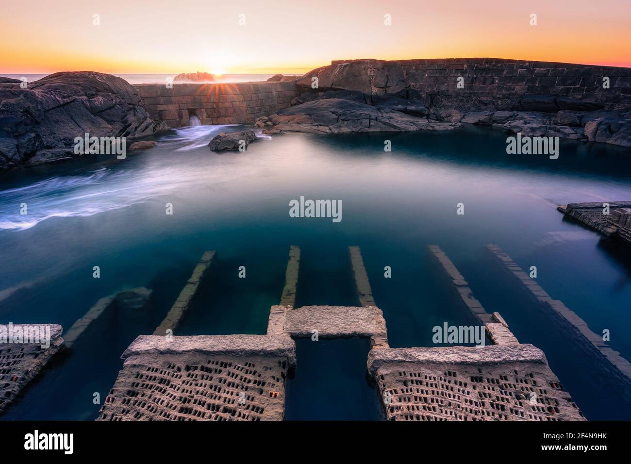 Antica fattoria di mare per frutti di mare a Guarda, Galizia, Spagna, appena al tramonto Foto Stock